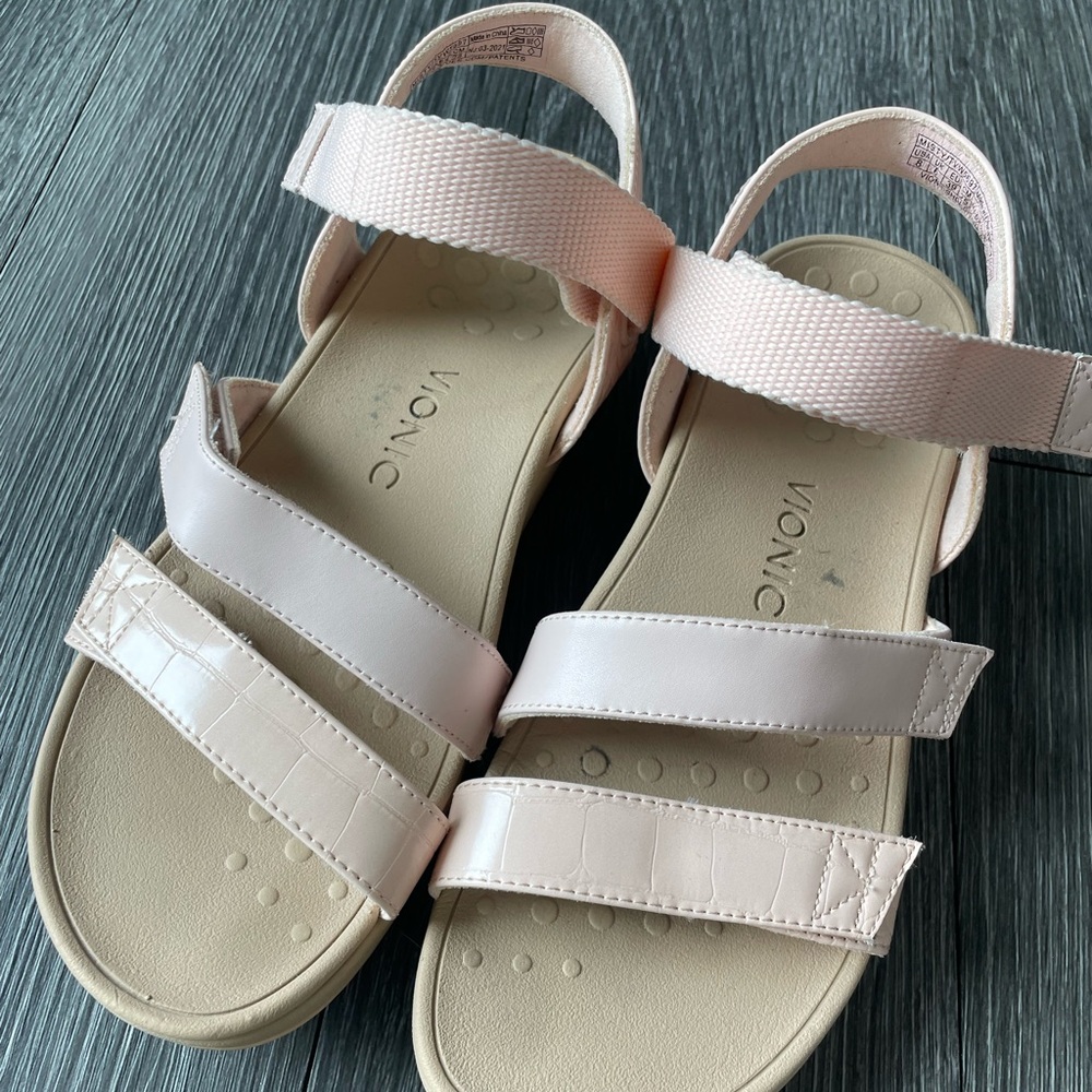 Vionic Blush Strappy Sandals orthopedic designed by a podiatrist so comfy!